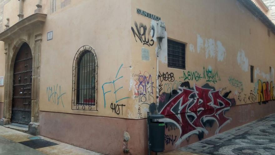 La iglesia de Santiago, llena de pintadas en una foto de 2019.