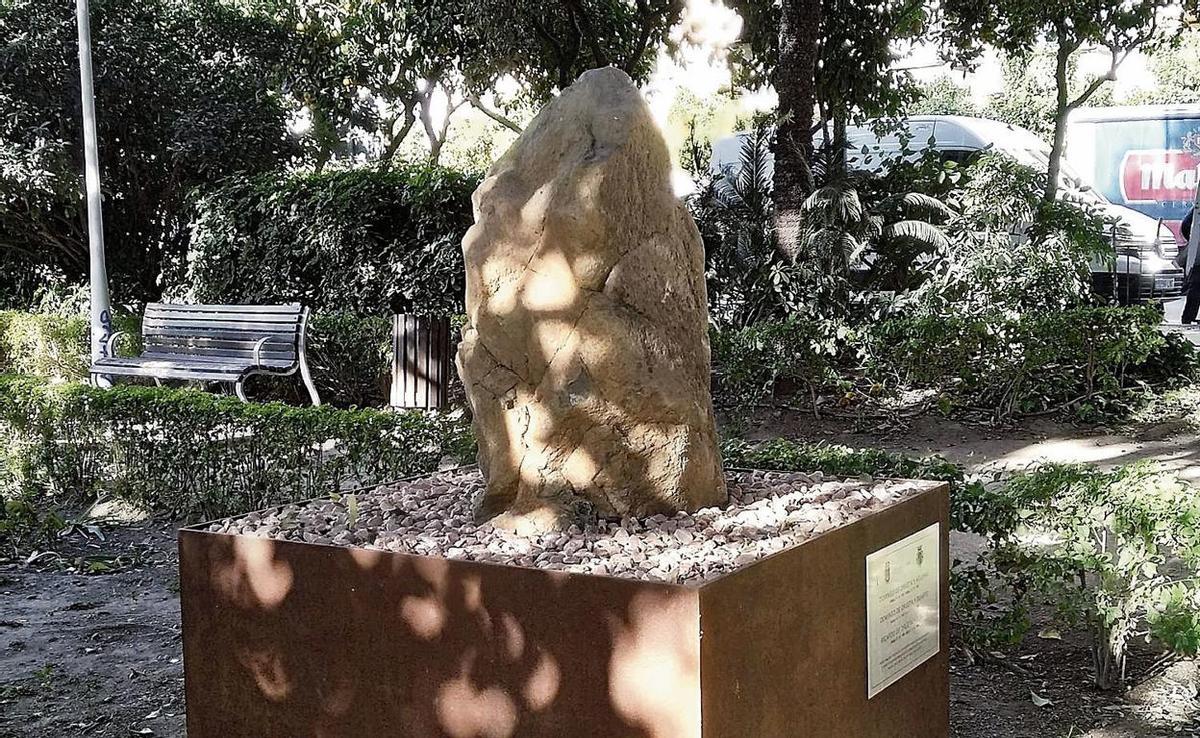 El monumento a los tres miembros de la familia Orueta, en el Parque, junto a la Cortina del Muelle, hace unos dÃ­as.