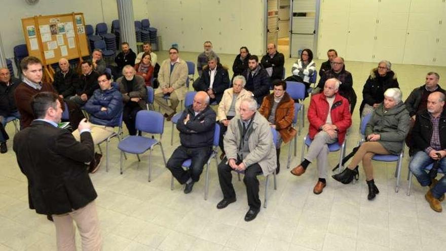 Reunión de ayer del PP con los vecinos. // G. Santos