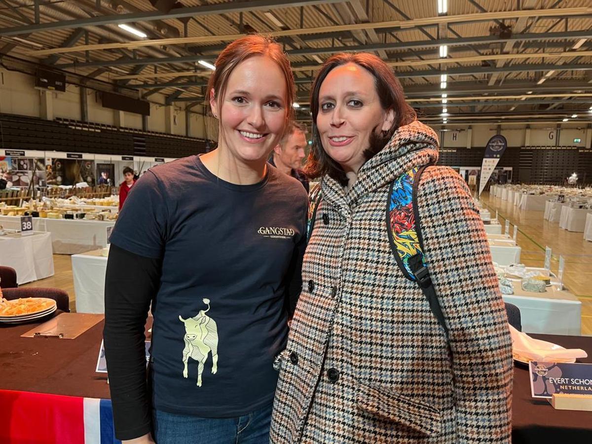 Carmen Suárez, derecha, con la quesera noruega ganadora del premio mundial, Astrid Aasen, en Trondheim.