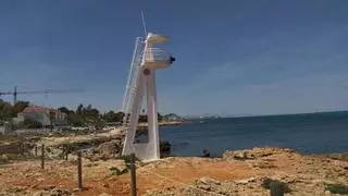 Dénia cierra un tramo de la playa de les Rotes por un vertido fecal