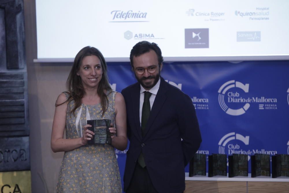 La escritora Llucia Ramis recibe su Premi Diario de Mallorca de manos de Aitor Moll, consejero delegado de Prensa Ibérica.