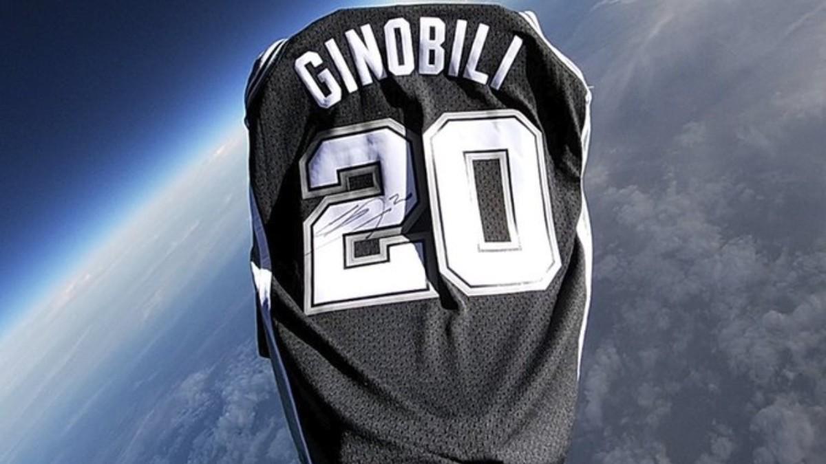 La camiseta de Ginóbili, en el espacio