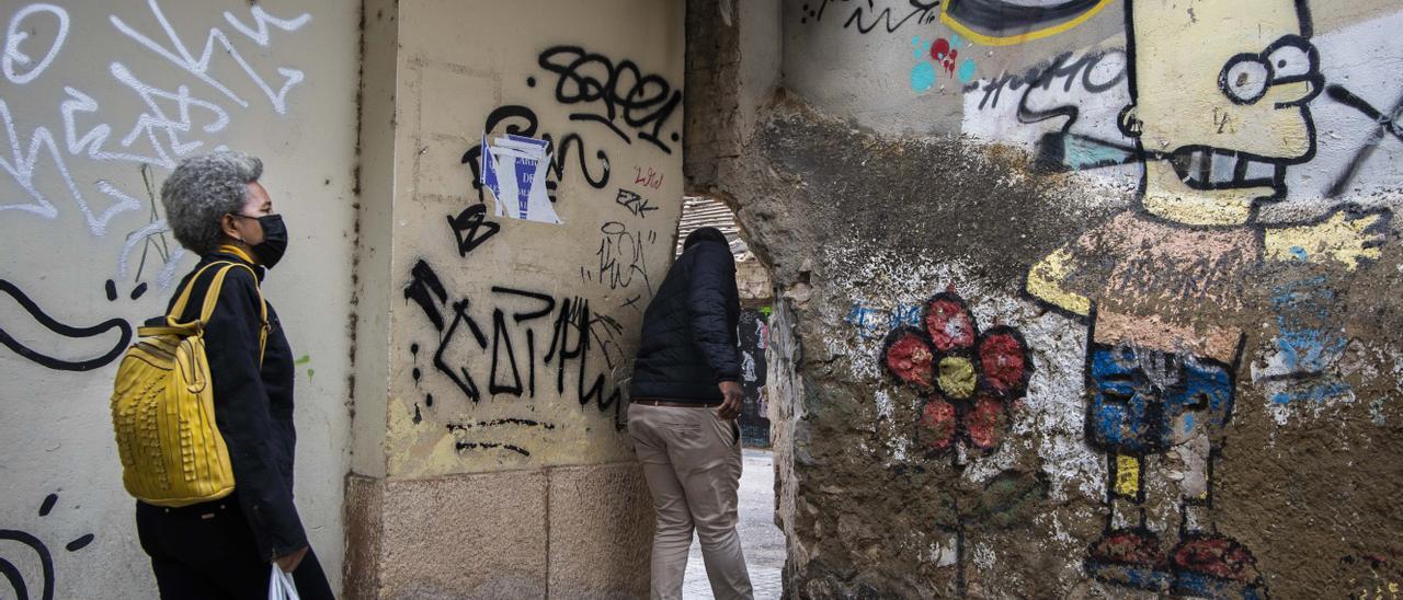 El conocido como “agujero de la vergüenza” en la calle Agustin Lara de Orriols.