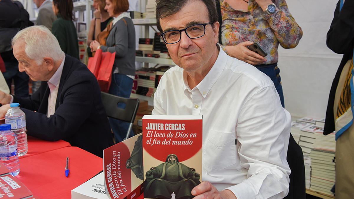 Javier Cercas, con su libro.