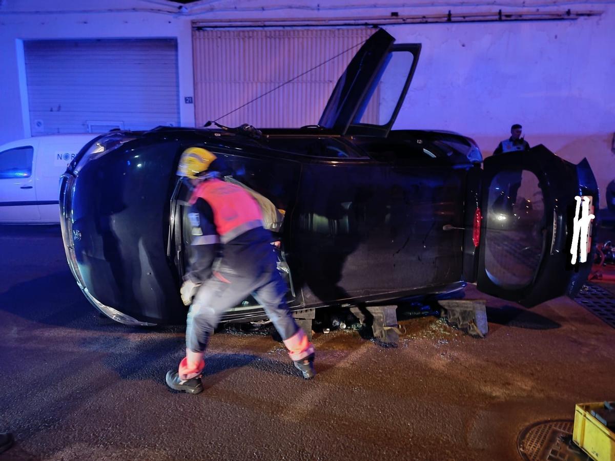 Un bombero junto al vehículo volcado en la calle Saltona de Arrecife