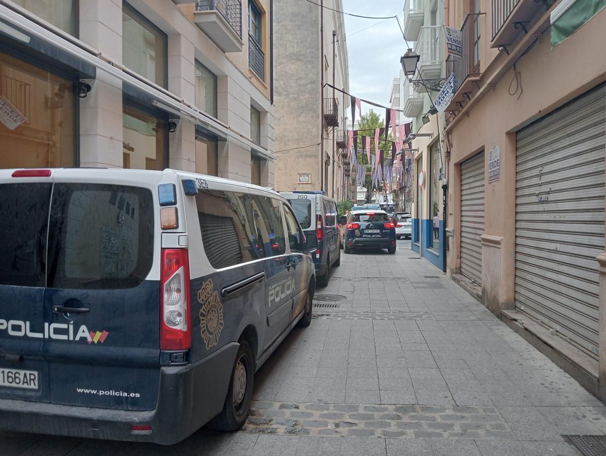 Vehículos de la Policía Nacional en una calle del centro de Gandia