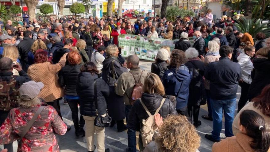 Vecinos de Marbella, ayer, en el Paseo de La Alameda para protestar contra las talas. | L.O.