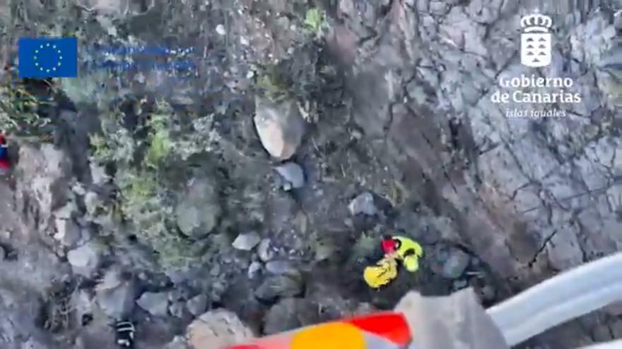 Rescate de un parapentista en Adeje
