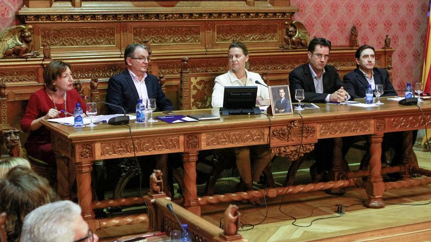 Roig, a la izquiereda, ayer en el pleno defendiendo la propuesta.