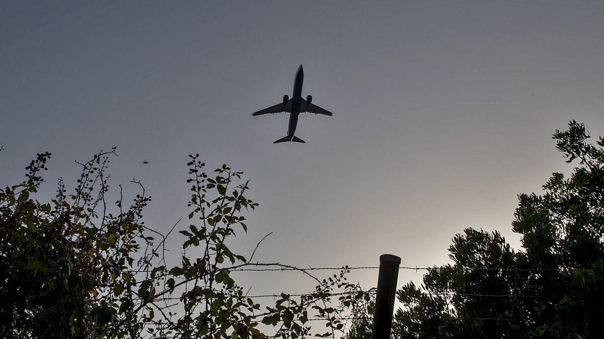 Un avió sobrevola una zona propera a l’aeroport del Prat.  | JORDI CORTINA