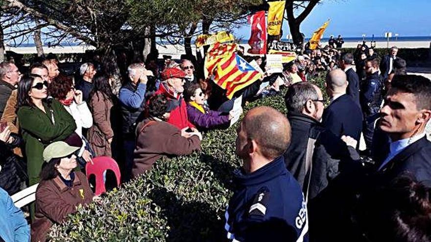 Pedro Sánchez, davant la tomba d&#039;Antonio Machado. Independentistes protesten contra la visita del president el Govern central.