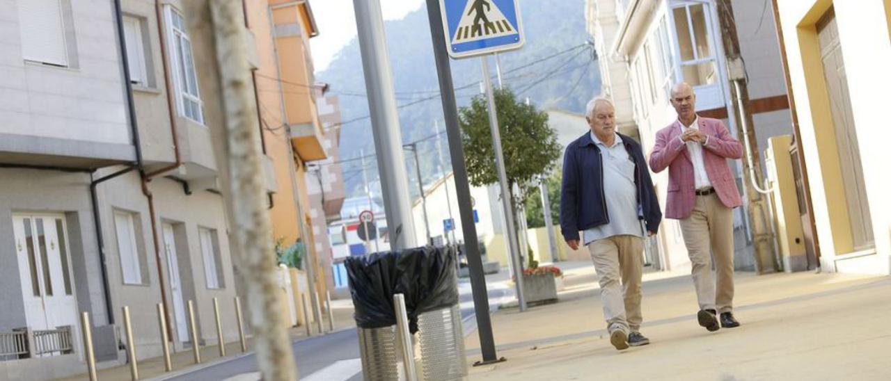 César Mosquera y Félix Juncal, en la calle Pedra.   | // FARO