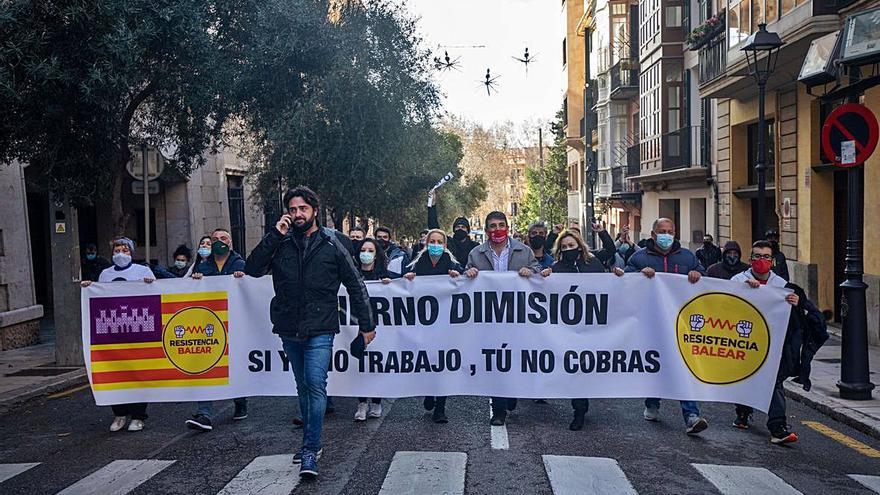 La manifestación motorizada deriva en una marcha ilegal a pie de mil personas