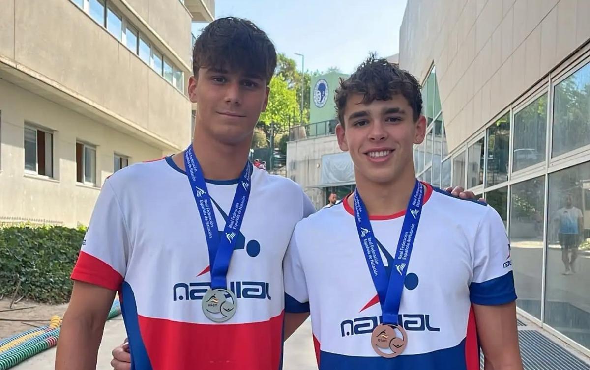 José Carlos Romero y Sergio Rojas, con medallistas conquistadas en Sabadell.