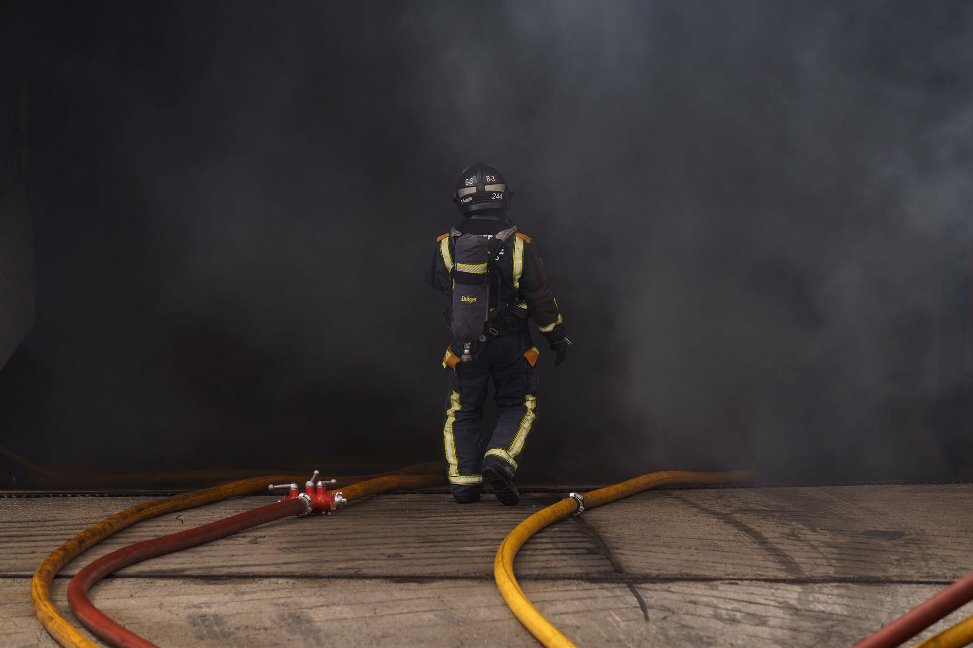 Los bomberos trabajan para extinguir un incendio en un polígono de Santa Cruz de Tenerife