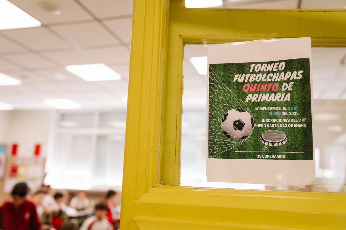 Niños juegan al fútbol chapa en el Colegio Claret de Madrid.