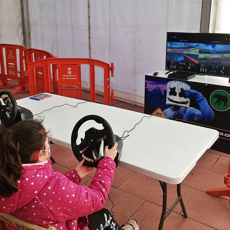 Una niña disputa una carrera virtual en una de las consolas.