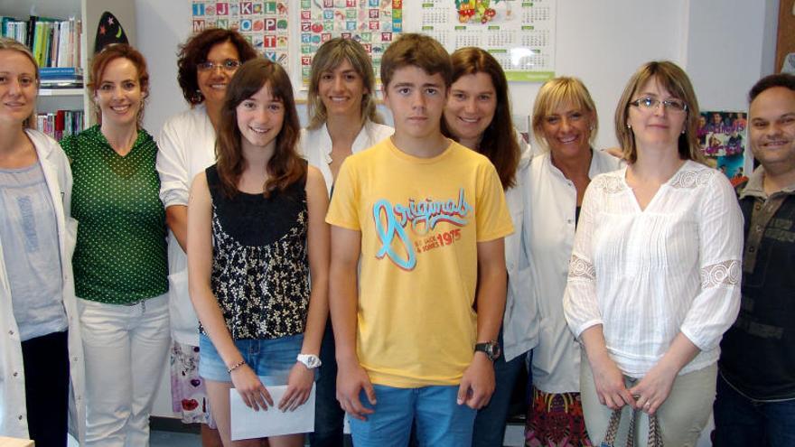 Els alumnes de Solsona fent la donació al Servei de Psiquiatria Infantil i Juvenil de la Fundació Althaia