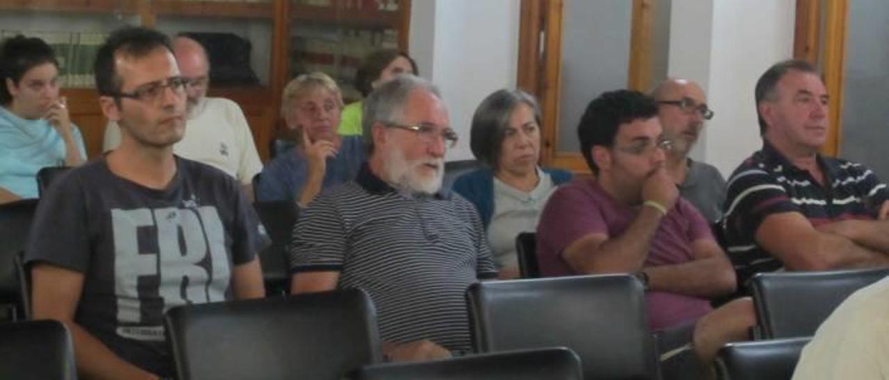 Algunos asistentes al primer pleno ordinario presidido por Pere Campos.