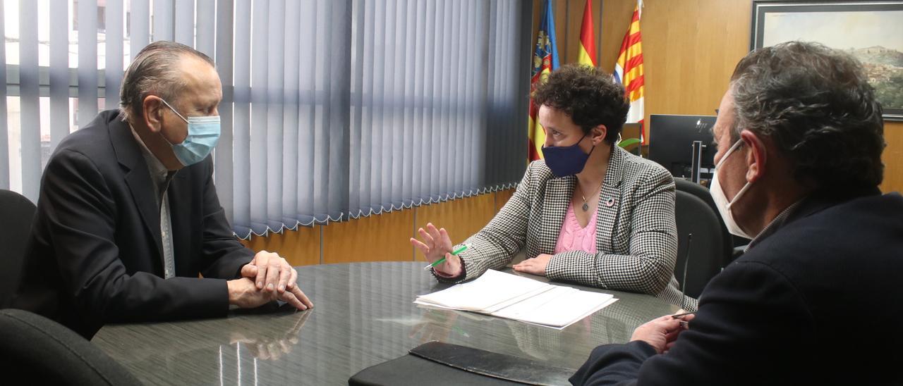 La alcaldesa de Onda, Carmina Ballester, se reunió esta semana con el presidente de Grupo Pamesa, Fernando Roig (i).