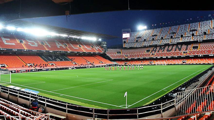 Aspecto de Mestalla en el minuto de silencio por Alberto Arnal y Adrián Campos. | F.CALABUIG