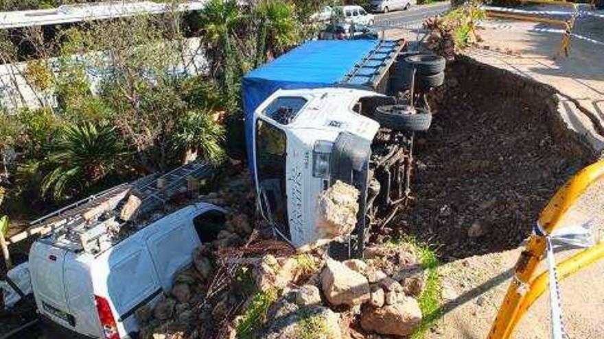 El derrumbe de un camino causa daños en tres vehículos