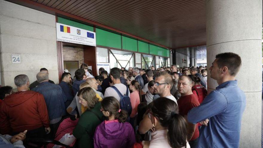 Largas colas para votar el referéndum en el Consulado rumano de Zaragoza