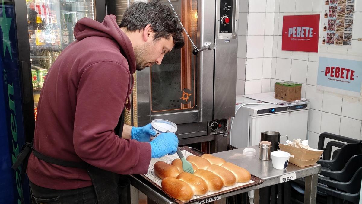 Agustin Marcote, pintando los pebetes recién salidos del horno.