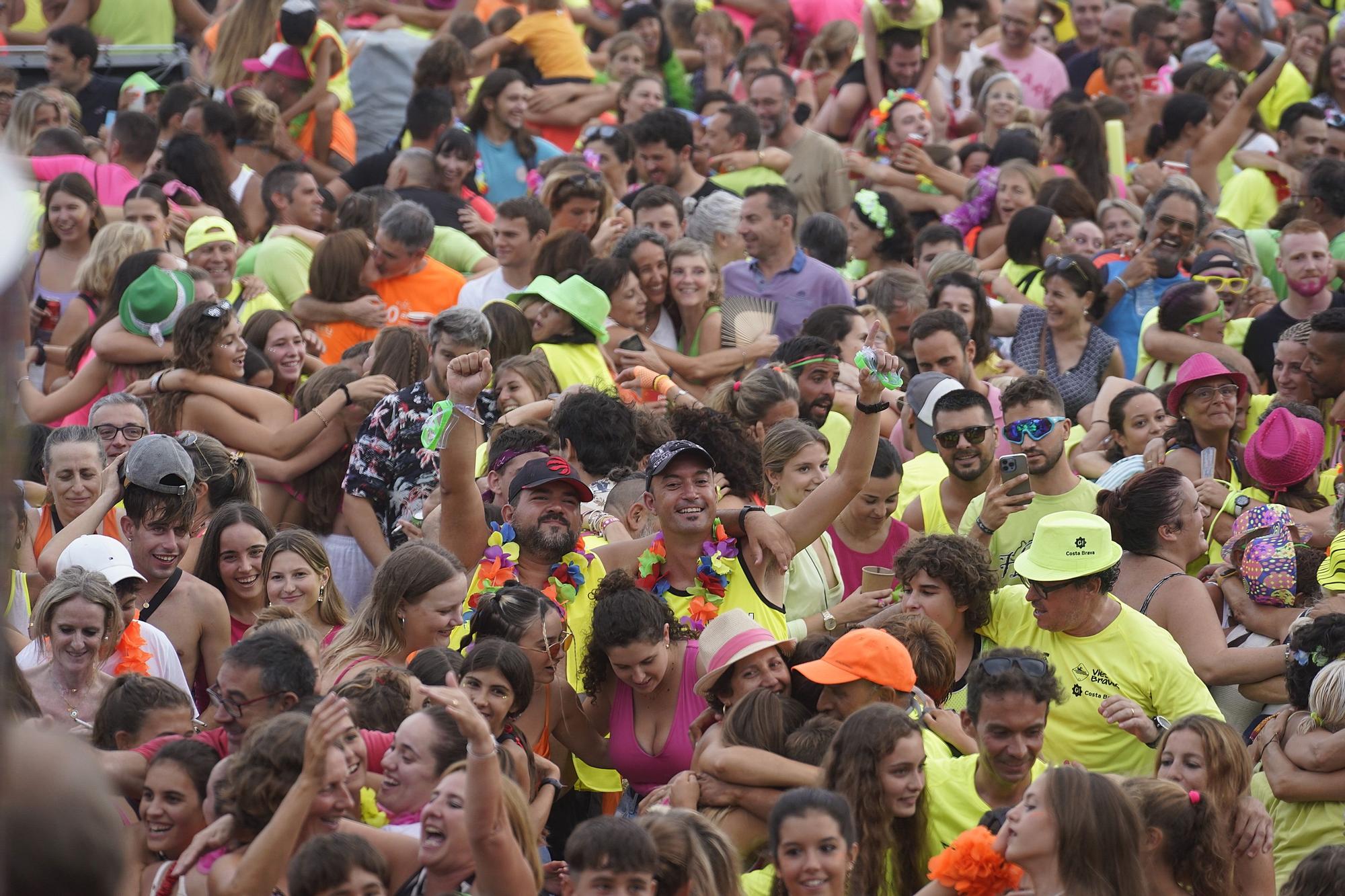 Milers de persones revolucionen Sant Antoni amb la Diverbeach