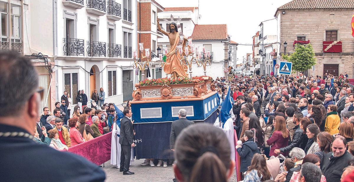 El Señor Resucitado recorre las calles de Villanueva de Córdoba el Domingo de Resurrección.