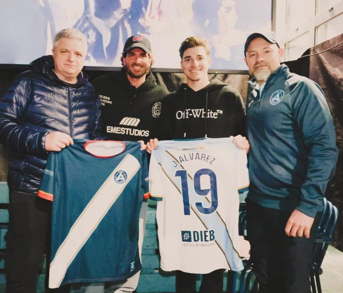 Julián Álvarez y Rodrigo De Paul, en un partido del Club Argentino.