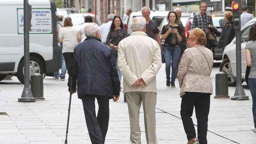 Personas mayores pasean por la ciudad de Ourense. // Iñaki Osorio