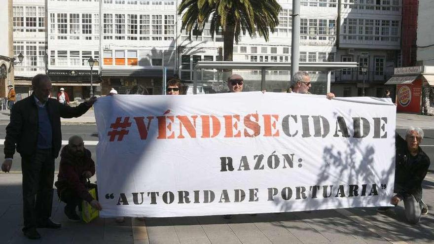 Manifestantes en contra de la venta de los muelles reciben, ayer, al ministro y al presidente de la Xunta.