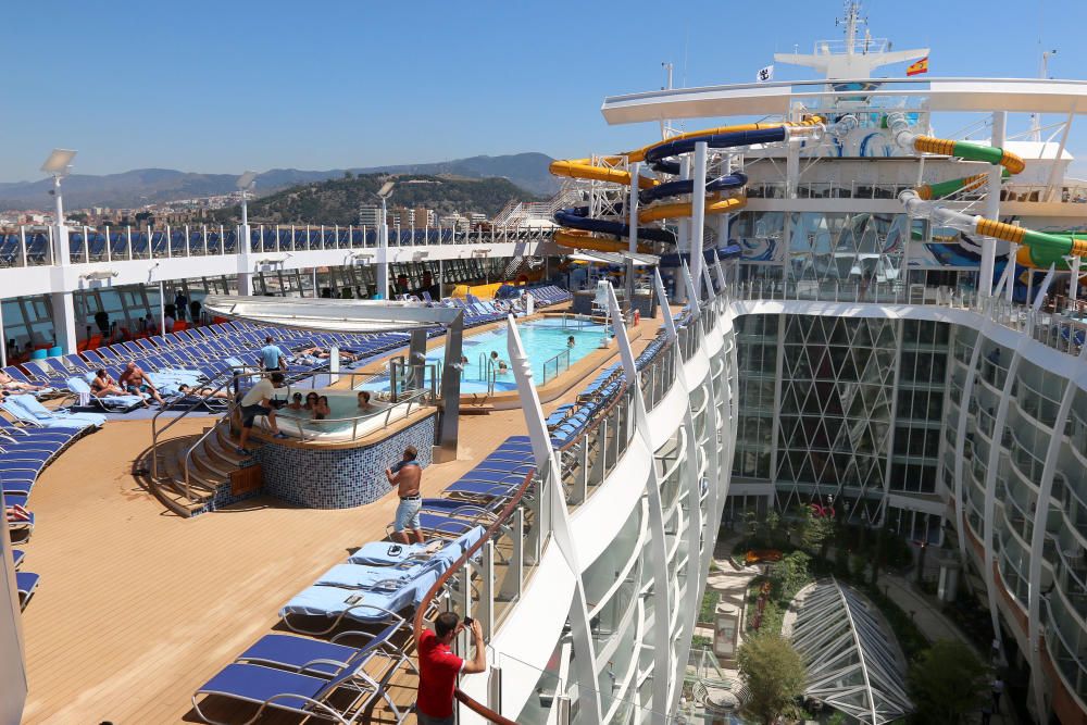 Paseamos por el interior del Harmony of the Seas, el crucero más grande del mundo que hace escala en Málaga.