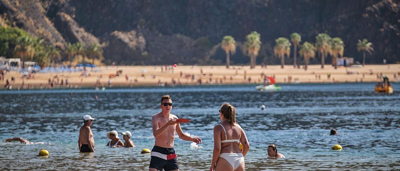 Turistas en la playa de Las Teresitas, en Santa Cruz de Tenerife.