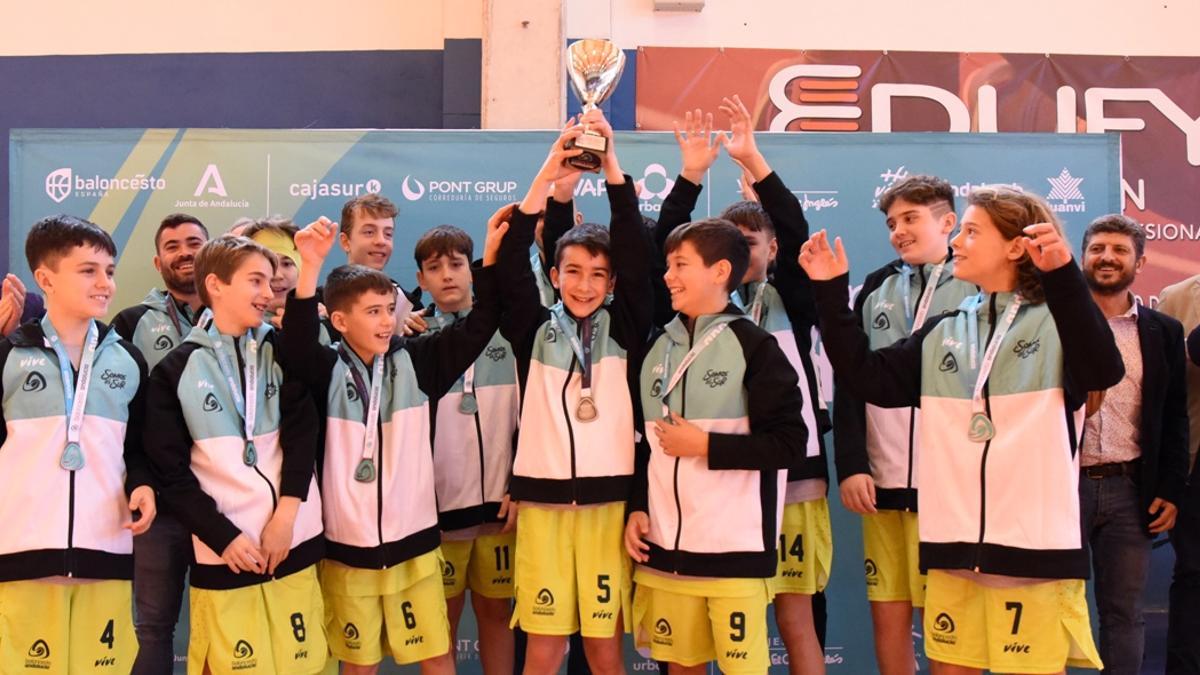 La selección cordobesa de minibasket masculino celebra la segunda plaza en el Campeonato de Andalucía.