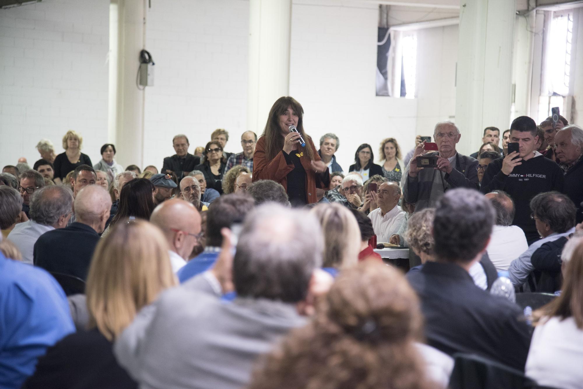 Laura Borràs es estimada en un acte amb els seus afins a Manresa