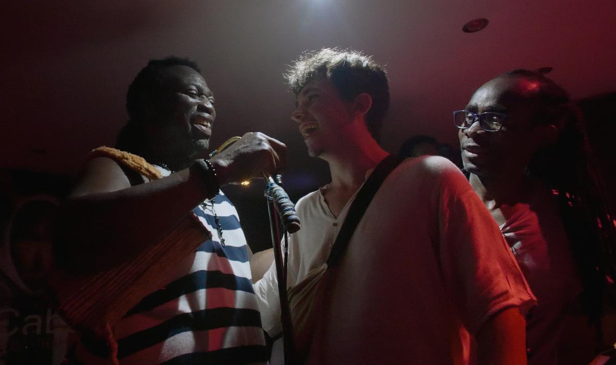 Andrés Coll y Joseph Kouassi, después de tocar juntos en la Cabane Bambou. A su derecha está el músico marfileño Richard Achi, batería del club.