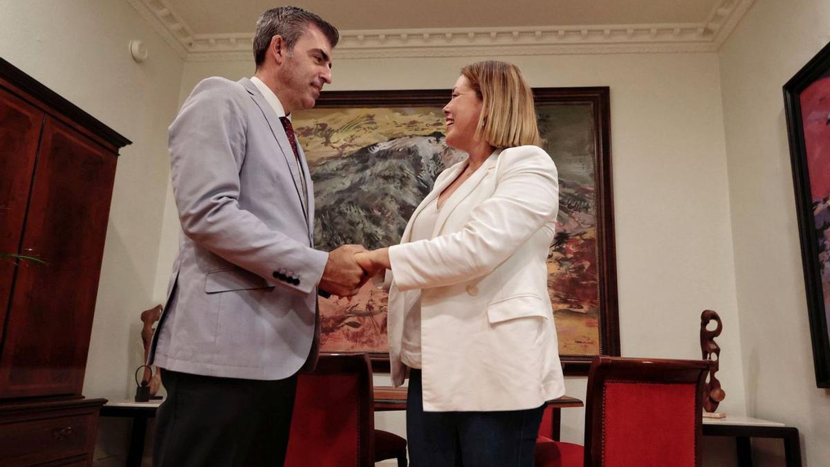 La presidenta de la Cámara autonómica recibe al presidente regional del PP, Manuel Domínguez.