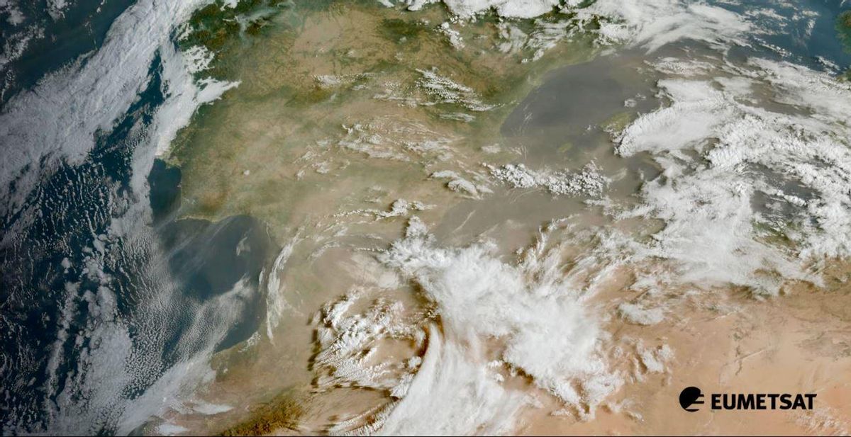 La nube de polvo que avanza desde África hacia Baleares vista desde el espacio