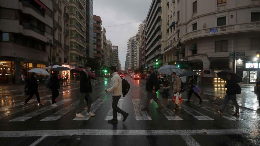 La lluvia y el frío invernal llegan al centro de València