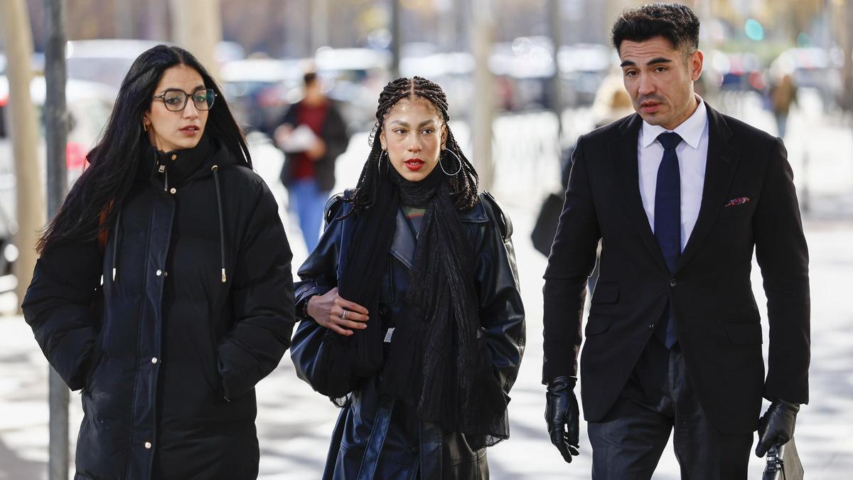 La becaria de Nacho Cano asegura que la discriminaron por una lesión física y lo vuelve a decir cantando