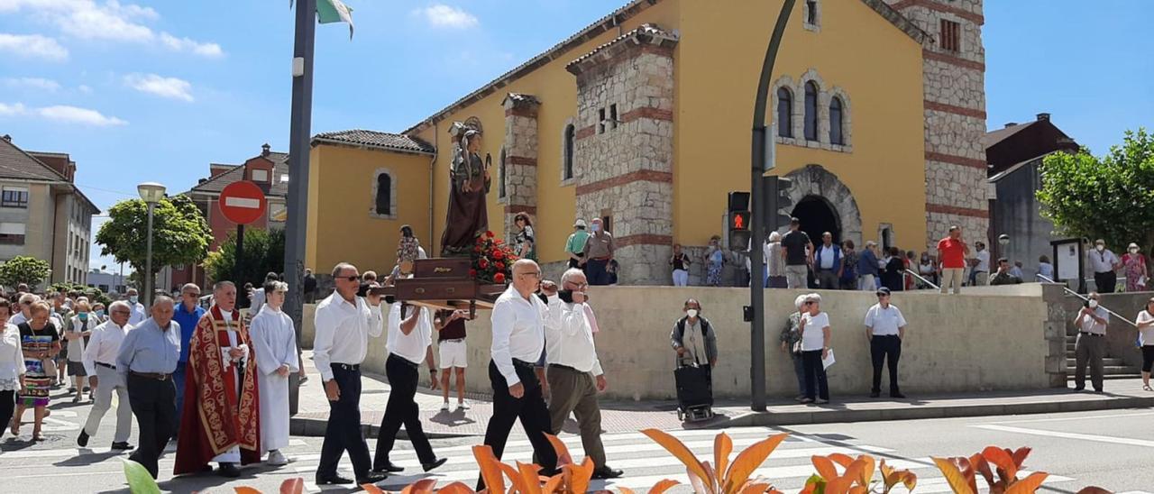 La procesión por las calles de Lugones. | L. P.