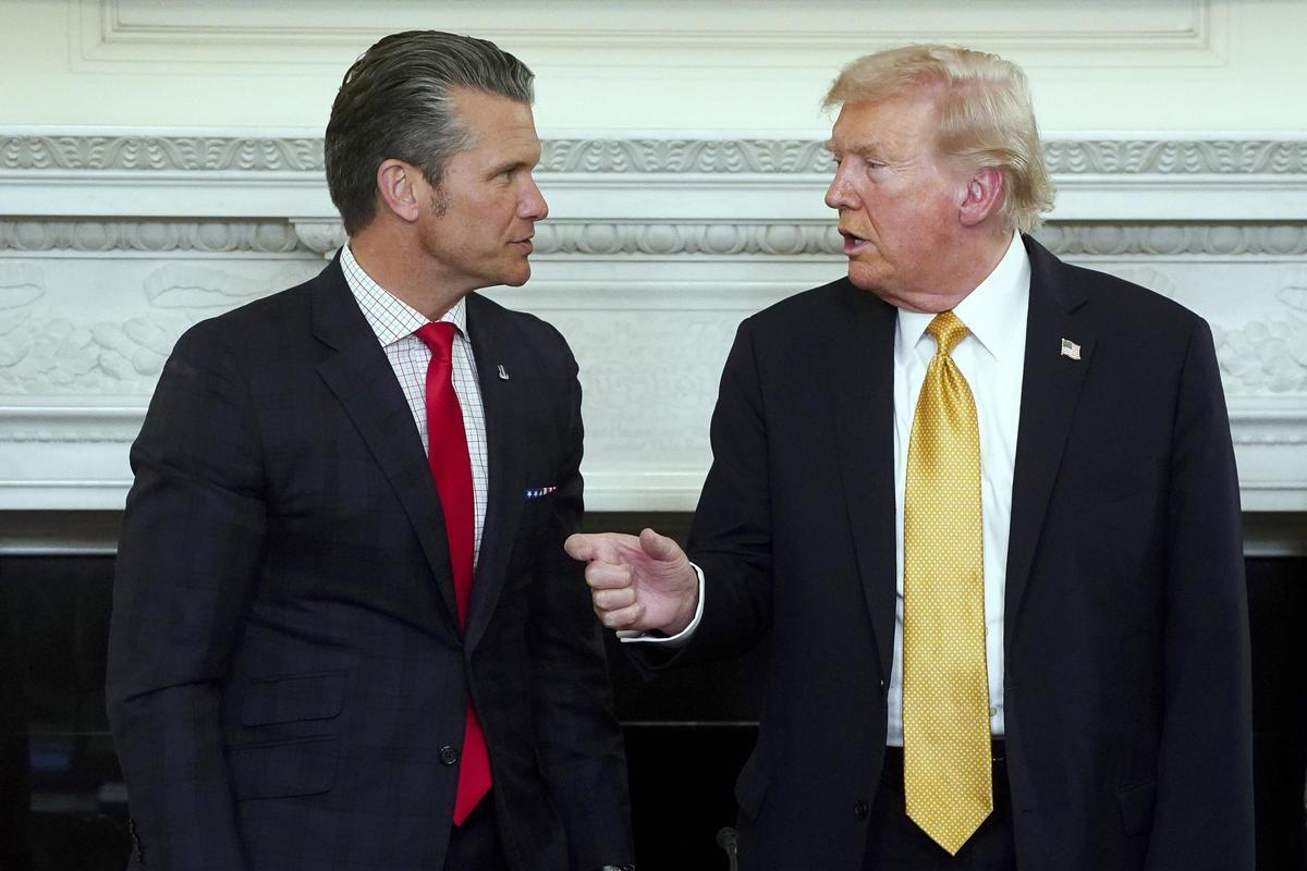 De izquierda a derecha: el secretario de Defensa, Pete Hegseth, y el presidente de Estados Unidos, Donald Trump