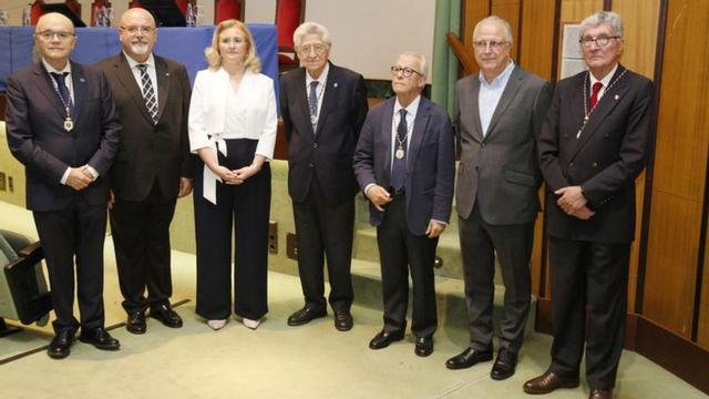 Carmen Palomo, acompañada por Alfonso López Muñiz, Pedro Abad, Juan López-Arranz, Sergio Gallego, Ángel López y José Paz. | LNE