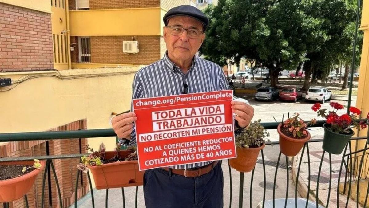 Manuel con un cartel, reclamando que no se recorte su pensión.