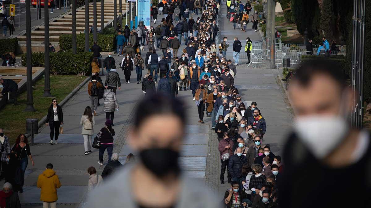 Colas de gente para vacunarse en Fira de Barcelona