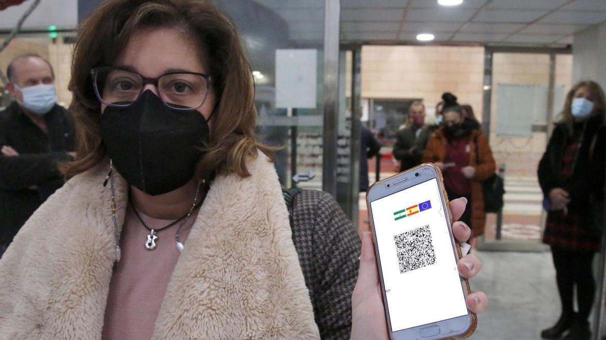 Una mujer muestra su pasaporte covid tras acceder al hospital Reina Sofía de Córdoba, en diciembre pasado.