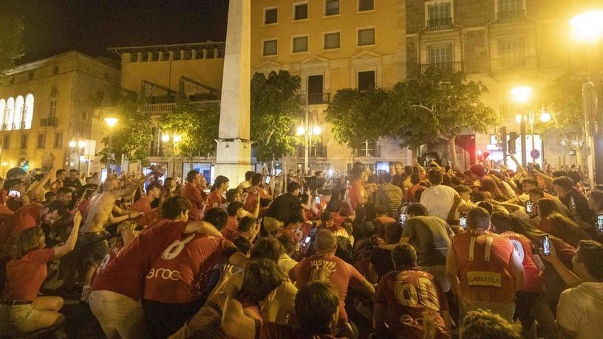 Fans von Real Mallorca feiern am Schildkrötenbrunnen ausgelassen die Rettung